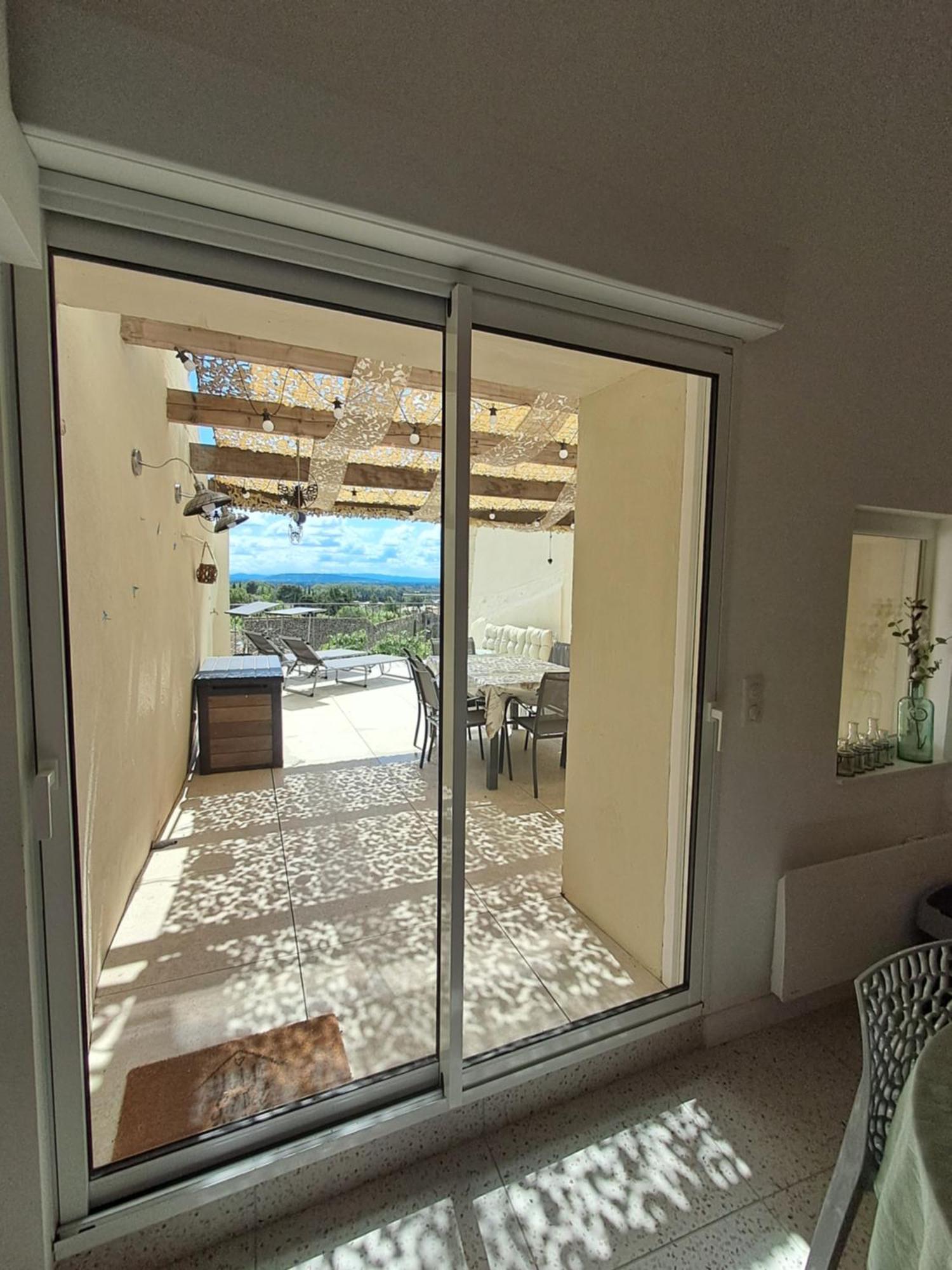 Climatise Avec Terrasse Et Vue Sur Le Luberon Appartement Lagnes